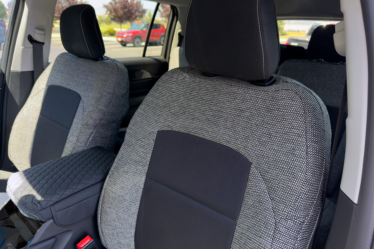 2023 Jeep Grand Cherokee (headrests not covered)