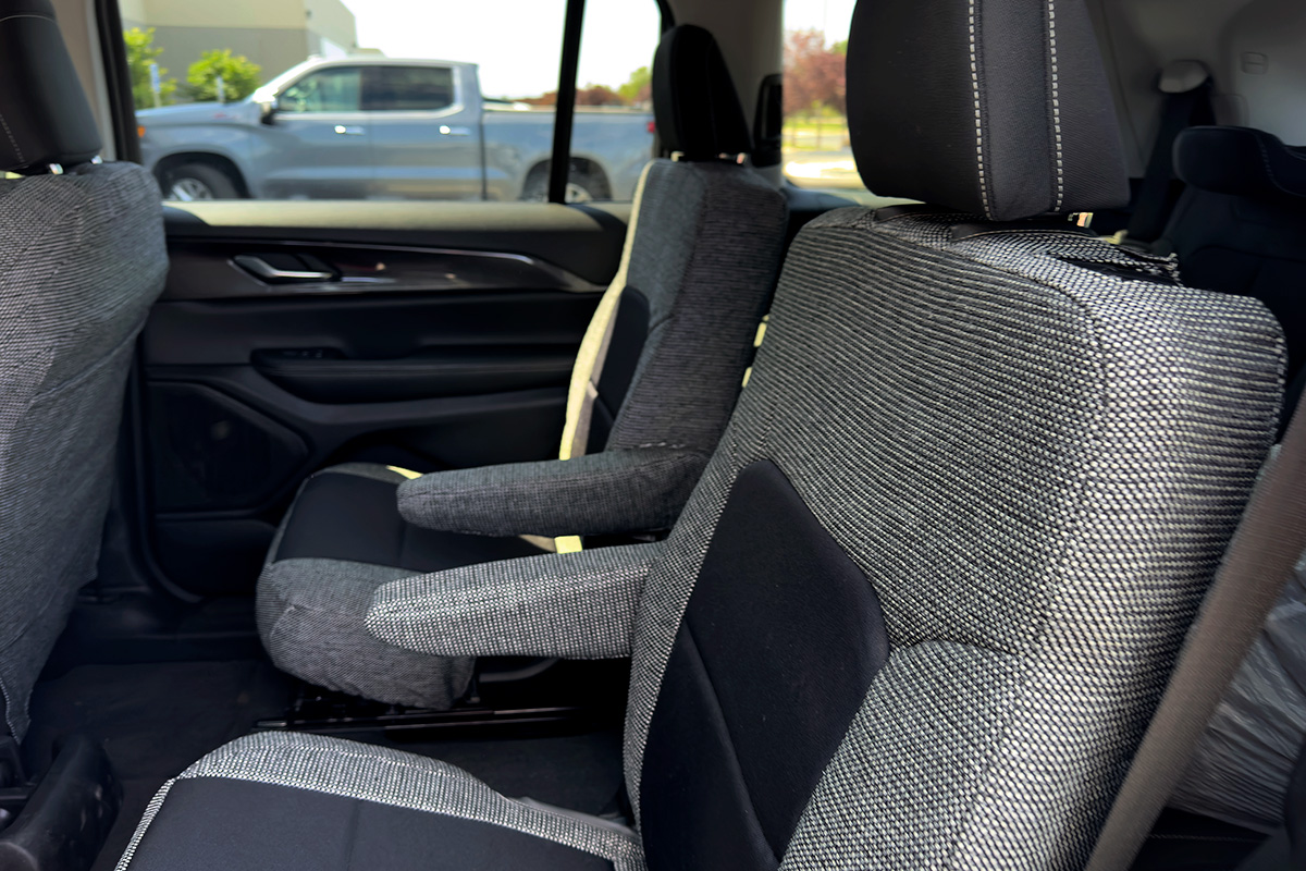 2023 Jeep Grand Cherokee (headrests not covered)